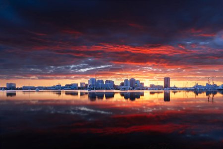 Téléchargez les photos : Norfolk, Virginie, États-Unis magnifique horizon matinal sur la rivière Elizabeth. - en image libre de droit