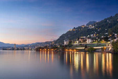 Téléchargez les photos : Montreux, Suisse sur le lac Léman au crépuscule. - en image libre de droit