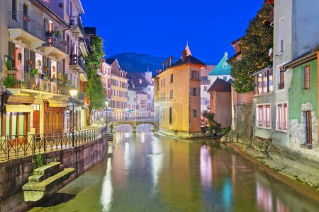 Foto de Annecy, Francia en el río Thiou a la hora azul. - Imagen libre de derechos
