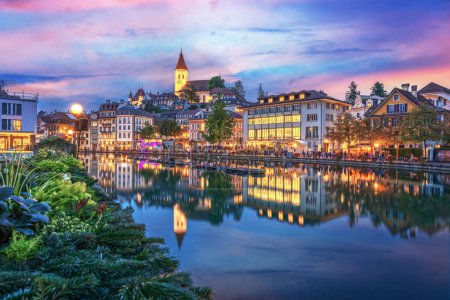 Foto de Thun, Suiza paisaje urbano al atardecer. - Imagen libre de derechos