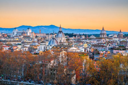 Téléchargez les photos : Rome, Italie horizon historique au crépuscule avec feuillage d'automne. - en image libre de droit