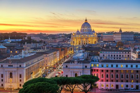 Foto de Ciudad del Vaticano skyline con la Basílica de San Pedro al atardecer. - Imagen libre de derechos