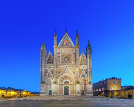 Foto de Orvieto, Italia en la catedral y plaza a la hora azul. - Imagen libre de derechos