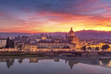 Téléchargez les photos : Florence, Italie avec San Frediano à Cestello sur la rivière Arno au crépuscule. - en image libre de droit