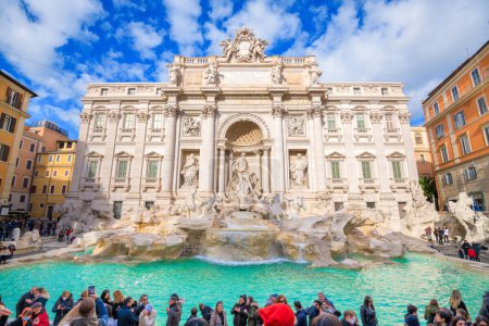 Foto de ROMA, ITALIA - 7 DE DICIEMBRE DE 2021: Los visitantes disfrutan de la histórica Fontana de Trevi del siglo XVIII en un hermoso día. - Imagen libre de derechos