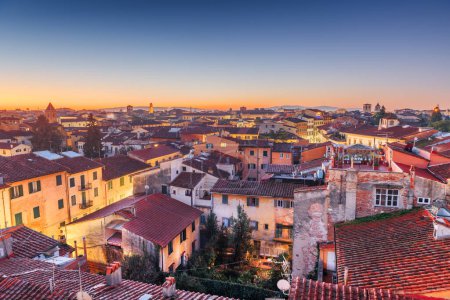 Téléchargez les photos : Pisa, Tuscany, Italy town skyline rooftop view at dawn. - en image libre de droit