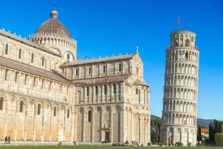 Foto de PISA, ITALIA - 17 de diciembre de 2021: La Torre Inclinada de Pisa en la Plaza de los Milagros. - Imagen libre de derechos