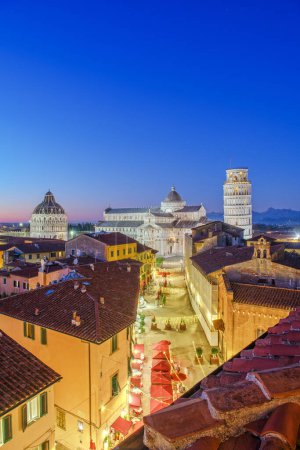 Téléchargez les photos : PISA, ITALIE - 16 DÉCEMBRE 2021 : La Tour penchée de Pise sur la Place des Miracles au crépuscule. - en image libre de droit