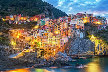 Foto de Manarola, La Spezia, Italia vista costera en Cinque Terre al atardecer. - Imagen libre de derechos