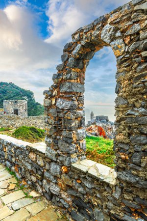 Téléchargez les photos : Portovenere, Italie scène côtière avec des ruines regardant vers Chiesa di San Pietro dans la mer Méditerranée. - en image libre de droit