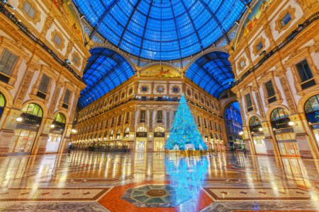 Téléchargez les photos : MILAN, ITALIE - 5 JANVIER 2022 : Noël à la Galleria Vittorio Emanuele II. - en image libre de droit