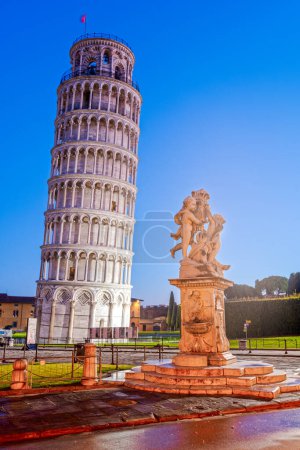 Foto de PISA, ITALIA - 17 DE DICIEMBRE DE 2021: La Torre Inclinada de Pisa en la Plaza de los Milagros al anochecer. - Imagen libre de derechos