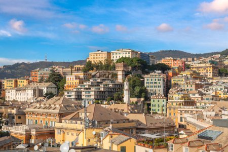 Téléchargez les photos : Gênes, Italie vue sur l'horizon de la ville vers le belvédère historique castelletto. - en image libre de droit