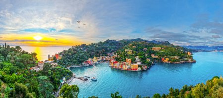 Foto de Portofino, Italia hermoso paisaje costero al atardecer. - Imagen libre de derechos