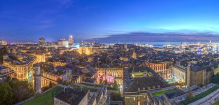 Téléchargez les photos : Gênes, Ligurie, Italie centre-ville skyline vers la Méditerranée d'en haut à l'heure bleue. - en image libre de droit