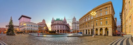 Téléchargez les photos : Gênes, Italie plaza et la fontaine panorama le matin. - en image libre de droit