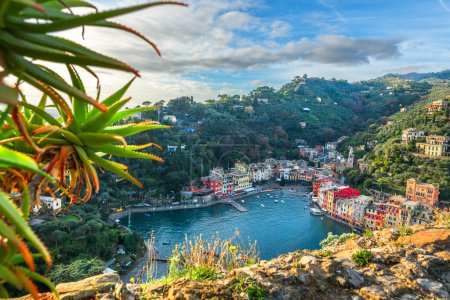 Téléchargez les photos : Portofino, Italie beau paysage côtier au crépuscule. - en image libre de droit