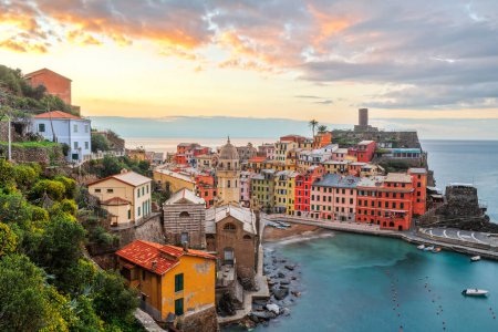 Téléchargez les photos : Vernazza, La Spezia, Liguria, Italy in the Cinque Terre region at dawn. - en image libre de droit