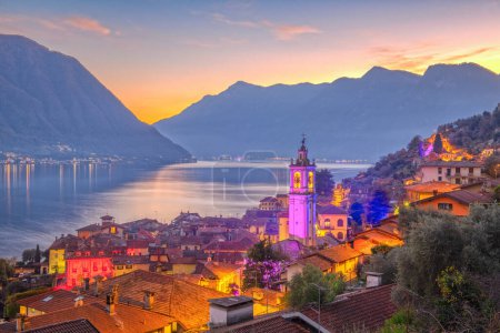 Foto de Sala Comacina, Como, Italia vista de la ciudad en el Lago de Como al atardecer. - Imagen libre de derechos