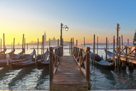 Foto de Góndolas en Venecia, Italia al amanecer en el Gran Canal. - Imagen libre de derechos