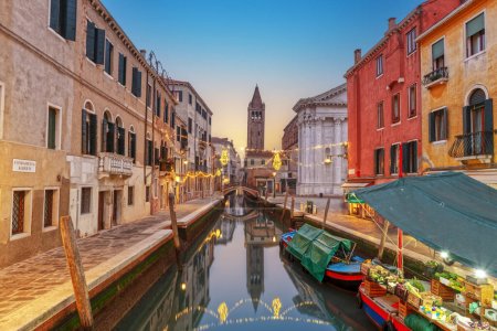 Téléchargez les photos : Venise, Italie Paysage urbain sur les canaux au crépuscule. - en image libre de droit
