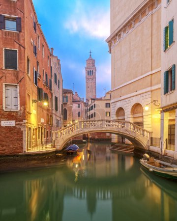 Foto de Venecia, Italia canales y puentes en el crepúsculo. - Imagen libre de derechos