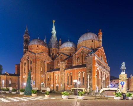 Foto de Padua, Italia en la Basílica de San Antonio de Padua por la noche. - Imagen libre de derechos