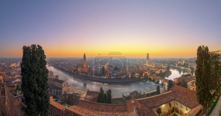 Téléchargez les photos : Vérone, Italie Skyline sur la rivière Adige au crépuscule. - en image libre de droit