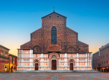 Foto de Bolonia, Italia en la Basílica de San Petronio en la madrugada. - Imagen libre de derechos