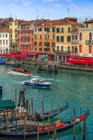 Téléchargez les photos : Venise, Italie avec vue sur les bateaux et les gondoles dans le Grand Canal, - en image libre de droit