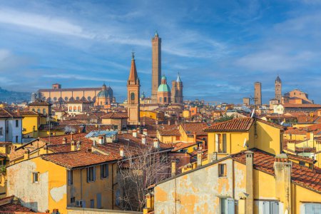 Téléchargez les photos : Bologne, Italie toiture skyline et célèbres tours historiques dans la journée. - en image libre de droit