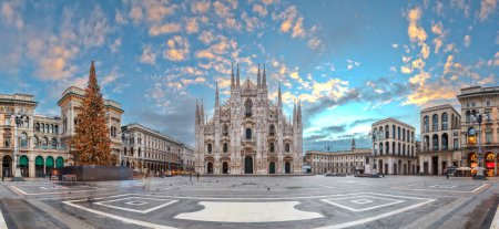 Foto de Milan, Italy at the Milan Duomo and Galleria during Christmas time at dawn. - Imagen libre de derechos
