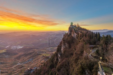Foto de La República de San Marino con la segunda torre al amanecer. - Imagen libre de derechos