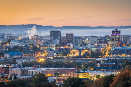 Téléchargez les photos : Chattanooga, Tennessee, États-Unis skyline du centre-ville au crépuscule
. - en image libre de droit
