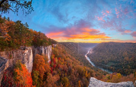 New River Gorge, Virginia Occidental, EE.UU. paisaje de otoño por la mañana en el Muro sin fin
.