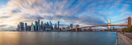 Téléchargez les photos : New York City Skyline panorama sur la rivière est. - en image libre de droit