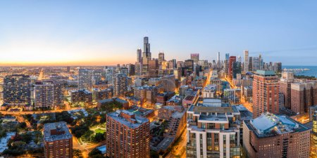 Foto de Chicago, Illinois, USA skyline del centro desde arriba al atardecer. - Imagen libre de derechos