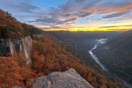 New River Gorge, Virginia Occidental, EE.UU. paisaje de otoño por la mañana en el Muro sin fin
.