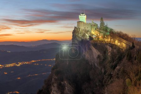 Téléchargez les photos : La République de Saint-Marin avec la deuxième tour à l'aube. - en image libre de droit