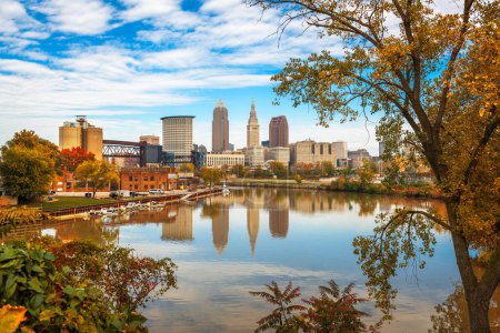 Foto de Cleveland, Ohio, Estados Unidos skyline en el río Cuyahoga en otoño. - Imagen libre de derechos