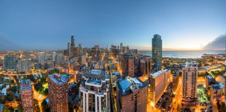 Téléchargez les photos : Chicago, Illinois, États-Unis skyline du centre-ville d'en haut au crépuscule. - en image libre de droit