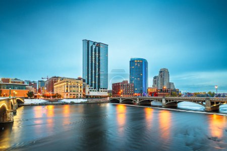 Téléchargez les photos : Grand Rapids, Michigan, États-Unis skyline du centre-ville sur la rivière Grand au crépuscule. - en image libre de droit