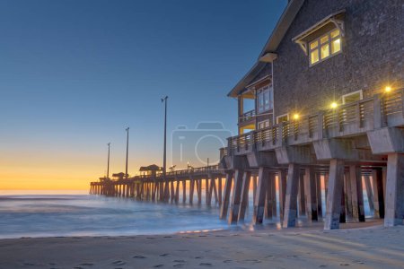 Foto de Jennette 's Pier in Nags Head, Carolina del Norte, Estados Unidos al amanecer. - Imagen libre de derechos
