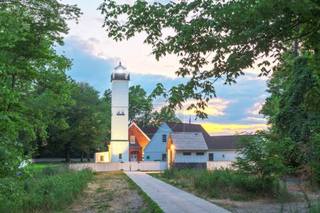 Foto de Presque Isle Lighthouse in  Erie, Pennsylvania, USA at dusk. - Imagen libre de derechos