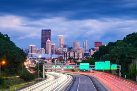 Téléchargez les photos : Pittsburgh, Pennsylvanie, États-Unis skyline du centre-ville sur les autoroutes à la tombée de la nuit. - en image libre de droit