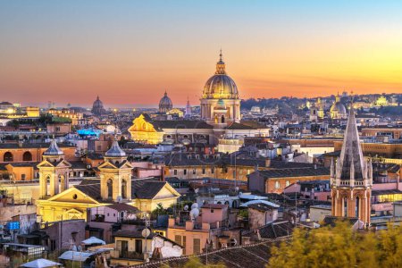 Foto de Roma, Italia paisaje urbano con edificios históricos y catedrales al atardecer. - Imagen libre de derechos