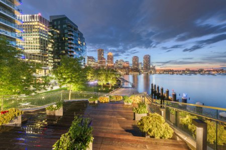 Téléchargez les photos : Boston, Massachusetts, USA downtown city skyline and pier at twilight. - en image libre de droit