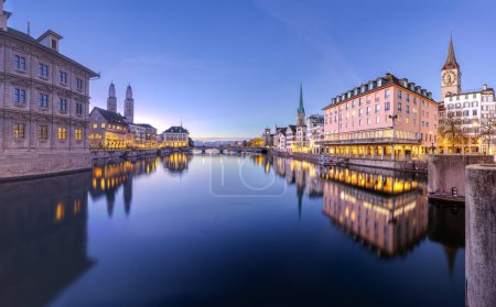 Téléchargez les photos : Zurich, Suisse sur la Limmat à l'heure bleue. - en image libre de droit