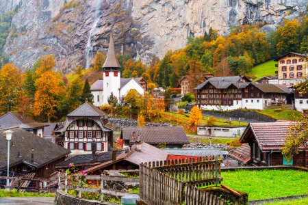 Téléchargez les photos : Lauterbrunnen, Suisse pendant la saison d'automne. - en image libre de droit