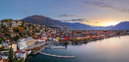 Téléchargez les photos : Ascona, Suisse paysage urbain sur les rives du lac Majeur. - en image libre de droit